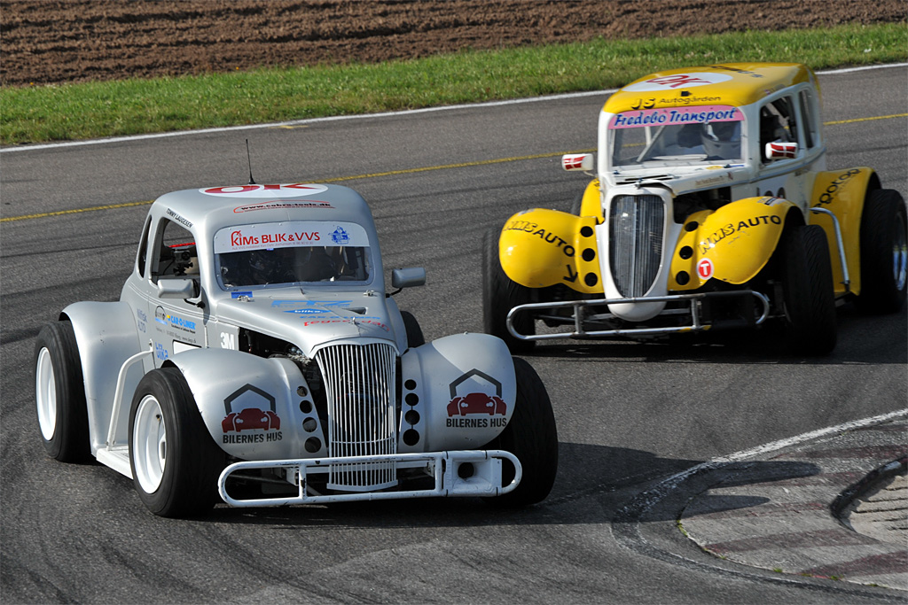 Tommy Laugesen (tv) og Nicholai Sørensen er blandt de kørere, der jagter sæsonens første sejr i OK Legend Car Cuppen